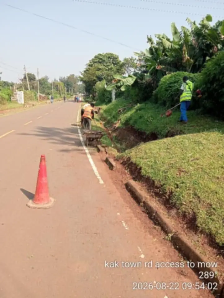 Kerada road crew maintaining a section of Package 2 roads in Kakamega urban area